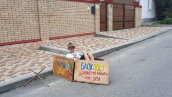 Діти з Кропивницького влаштували блокпост, який можна проїхати, тільки якщо пожертвуєш гроші на армію: Лілія Кочерга про поточу ситуацію в місті 
