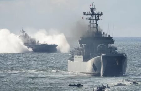 У Чорному морі разом з двома носіями «Калібрів» перебуває і десантний корабель окупантів