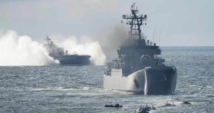 У Чорному морі разом з двома носіями «Калібрів» перебуває і десантний корабель окупантів
