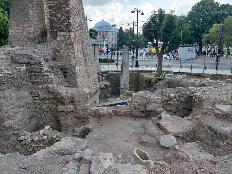 Археологи обнаружили в Стамбуле стены византийского периода и остатки зданий османского периода (фото, видео)
