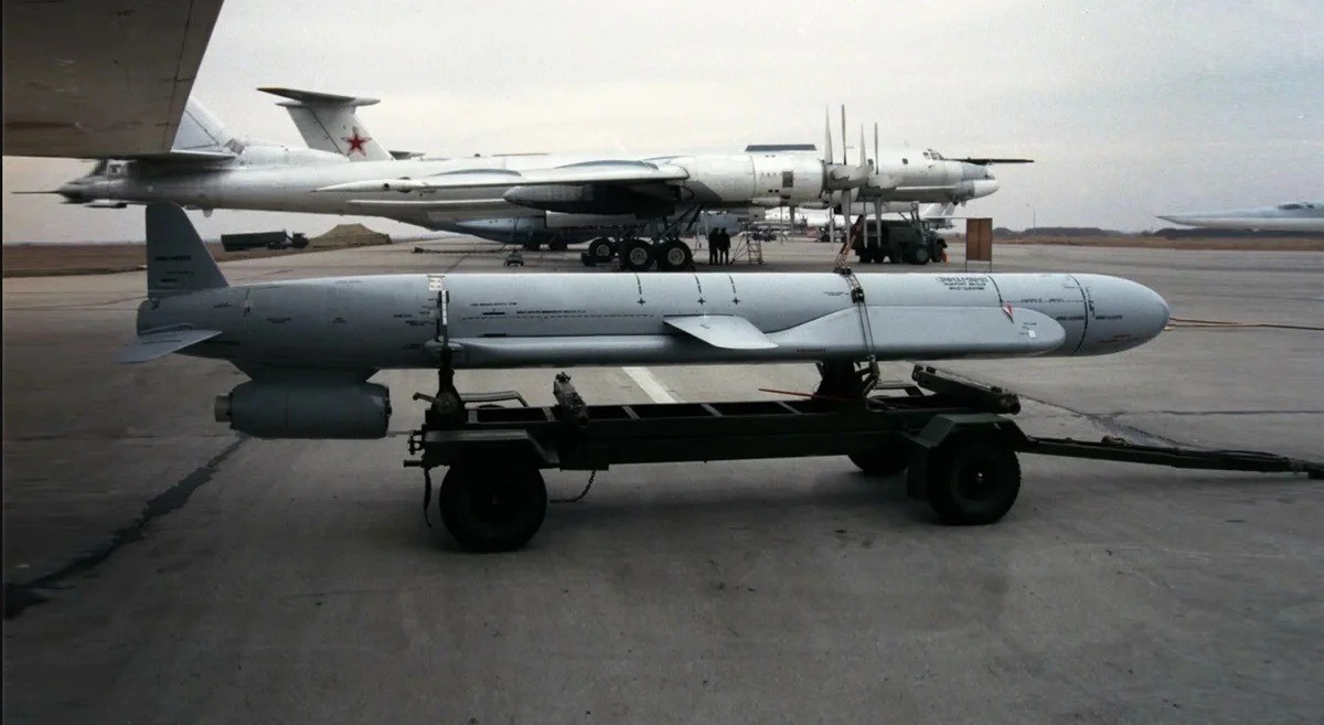 Російські окупанти вдарили по Одещині літаками Ту-95 — загорівся склад
