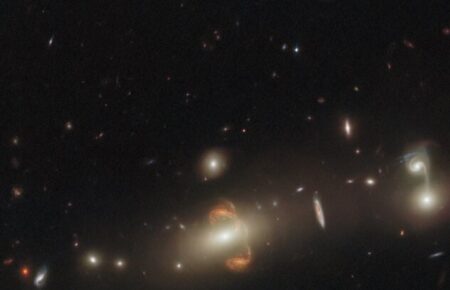 Hubble показав галактику, що викривлює простір-час