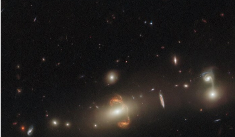 Hubble показав галактику, що викривлює простір-час