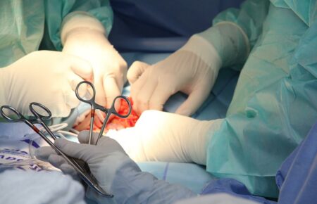 Во Львове провели уникальную free flap операцию и спасли ногу пациента от ампутации