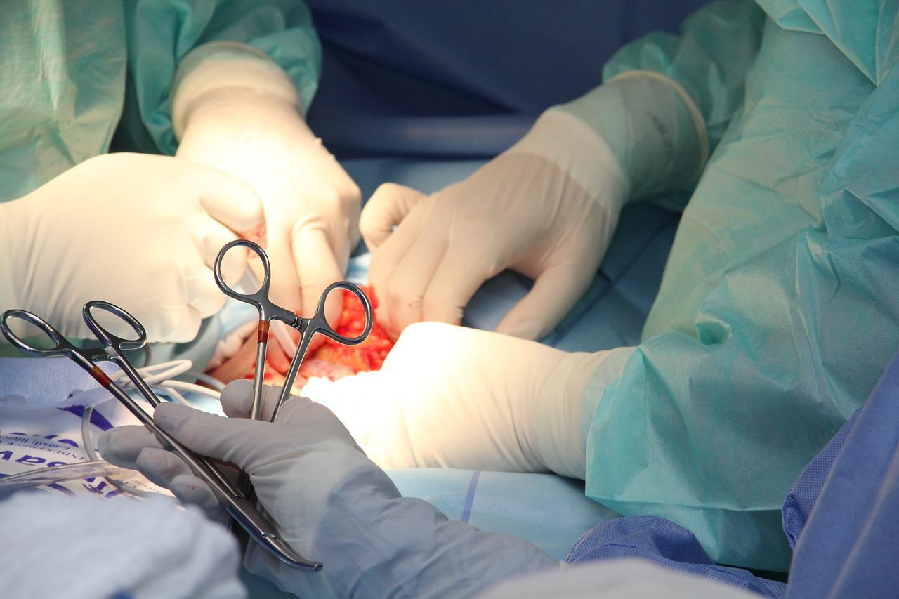 Во Львове провели уникальную free flap операцию и спасли ногу пациента от ампутации