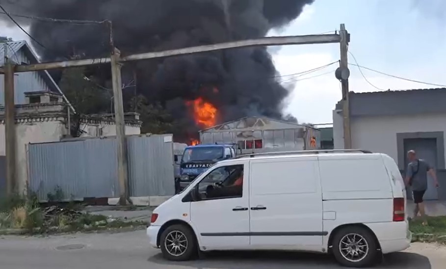 Херсон: горят склады российских оккупантов в районе вокзала (видео)