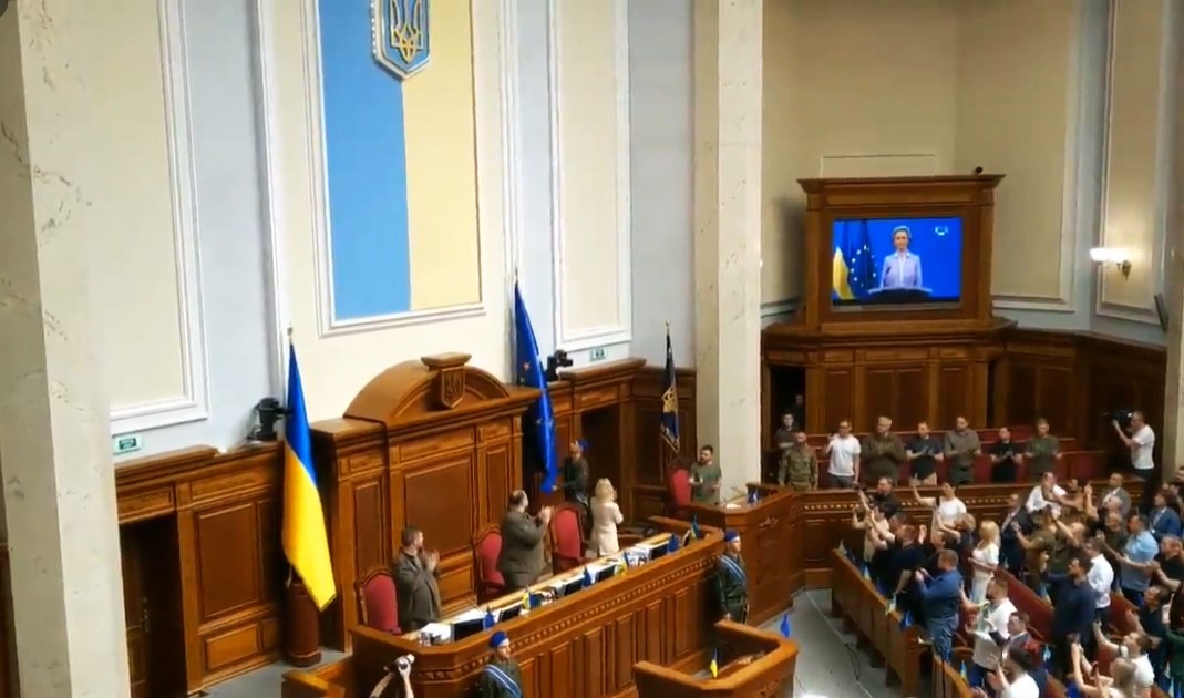 В сессионном зале Верховной Рады установили флаг ЕС (видео)