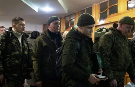 «Спробуєте втекти — застрелимо»: як чоловіків з окупованих територій змушують воювати проти України