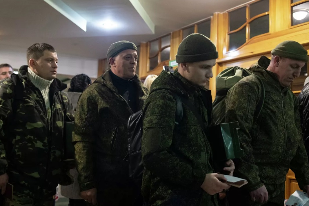 «Спробуєте втекти — застрелимо»: як чоловіків з окупованих територій змушують воювати проти України