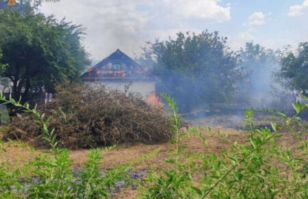 Російські війська обстріляли Миколаївщину: горять поля з врожаєм, є руйнування