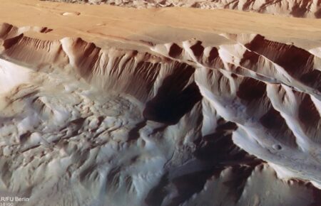 Космический зонд сфотографировал каньоны Марса (фото)