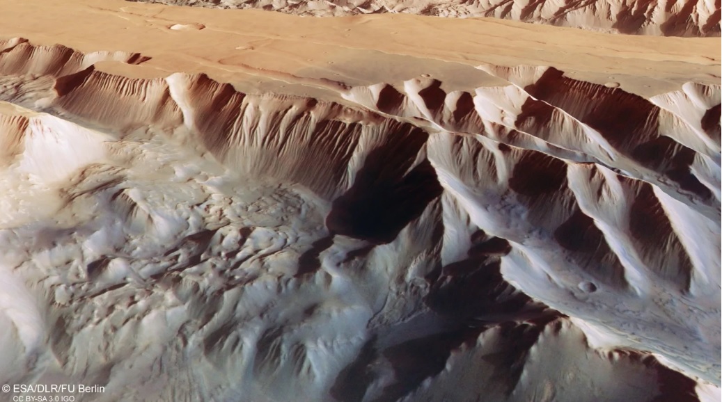 Космический зонд сфотографировал каньоны Марса (фото)