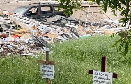 В Мариуполе нашли еще одну братскую могилу — под завалами более 100 тел