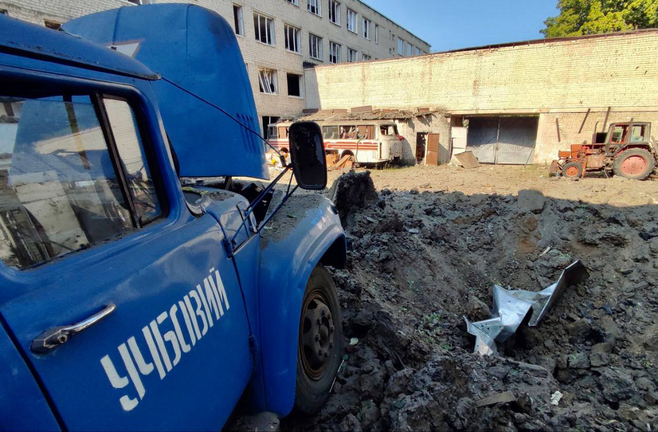 Російські окупанти вдарили ракетою по навчальному закладу у Харкові (фото)