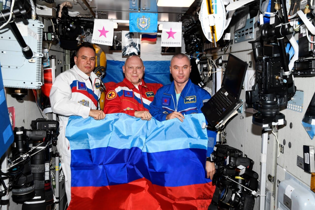 Російські космонавти розгорнули прапори «ЛНР» та «ДНР» на МКС 