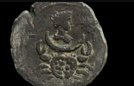 Археологи нашли на дне Средиземного моря редкую монету с зодиакальным символом в возрасте около 2 тысяч лет (фото)
