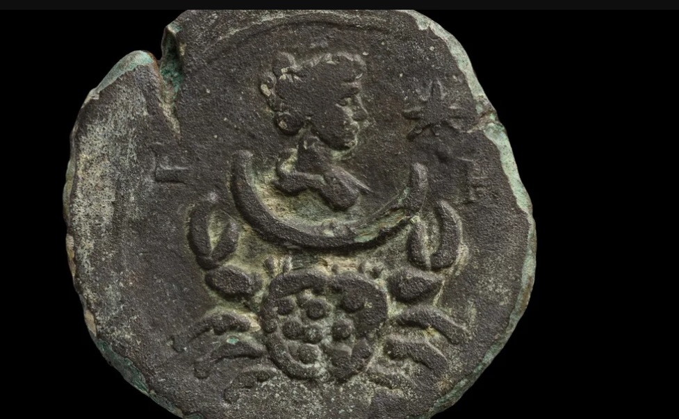 Археологи нашли на дне Средиземного моря редкую монету с зодиакальным символом в возрасте около 2 тысяч лет (фото)