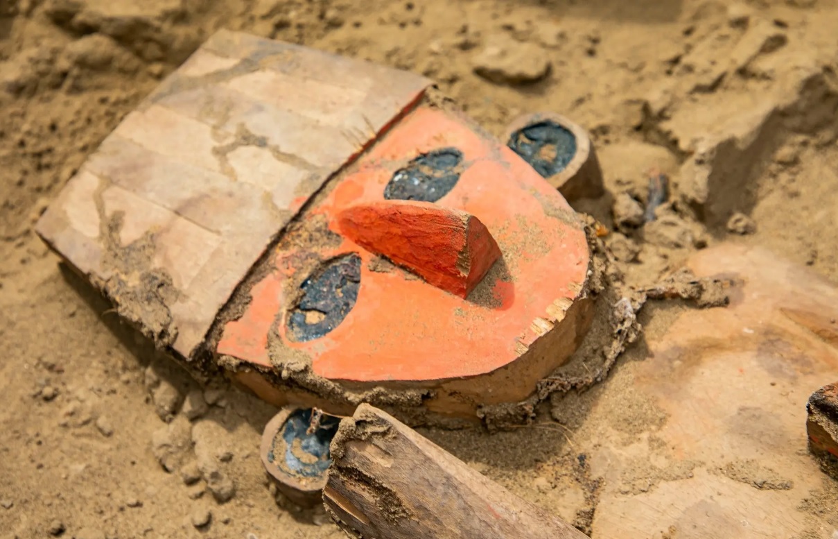 Археологи обнаружили в Перу древнюю скульптуру, вероятно, связанную с ритуальными человеческими жертвоприношениями