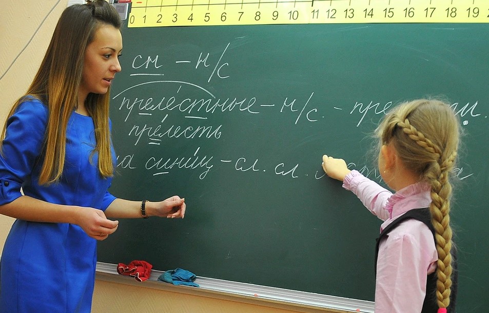 Окупанти примушують українців віддавати дітей у школи з російською навчальною програмою — розвідка