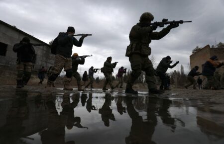 ЄС може запропонувати тренувати українських снайперів, саперів і офіцерів — Bloomberg