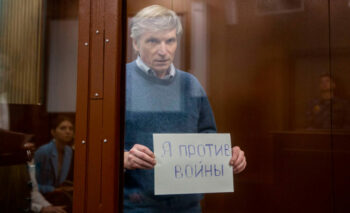 Написав палкою на снігу «Ні — війні» й отримав штраф: правозахисник про «свободу слова» у РФ та на окупованих територіях