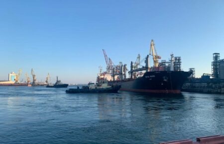 Іноземні судна під наглядом літаків НАТО зайшли в український порт