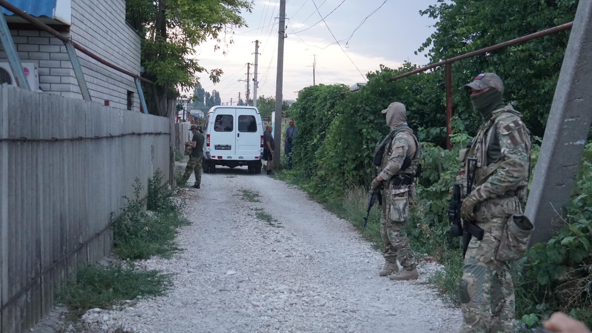 В оккупированном Крыму с 4 часов утра продолжаются обыски в домах крымских татар