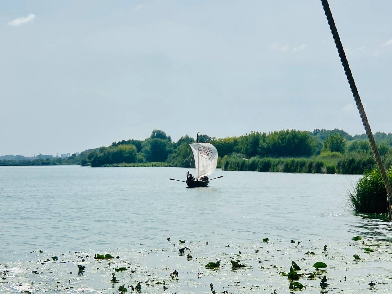 Паруса из парашюта защитников Гостомеля: в Ровно реконструировали древнюю лодку (фото)