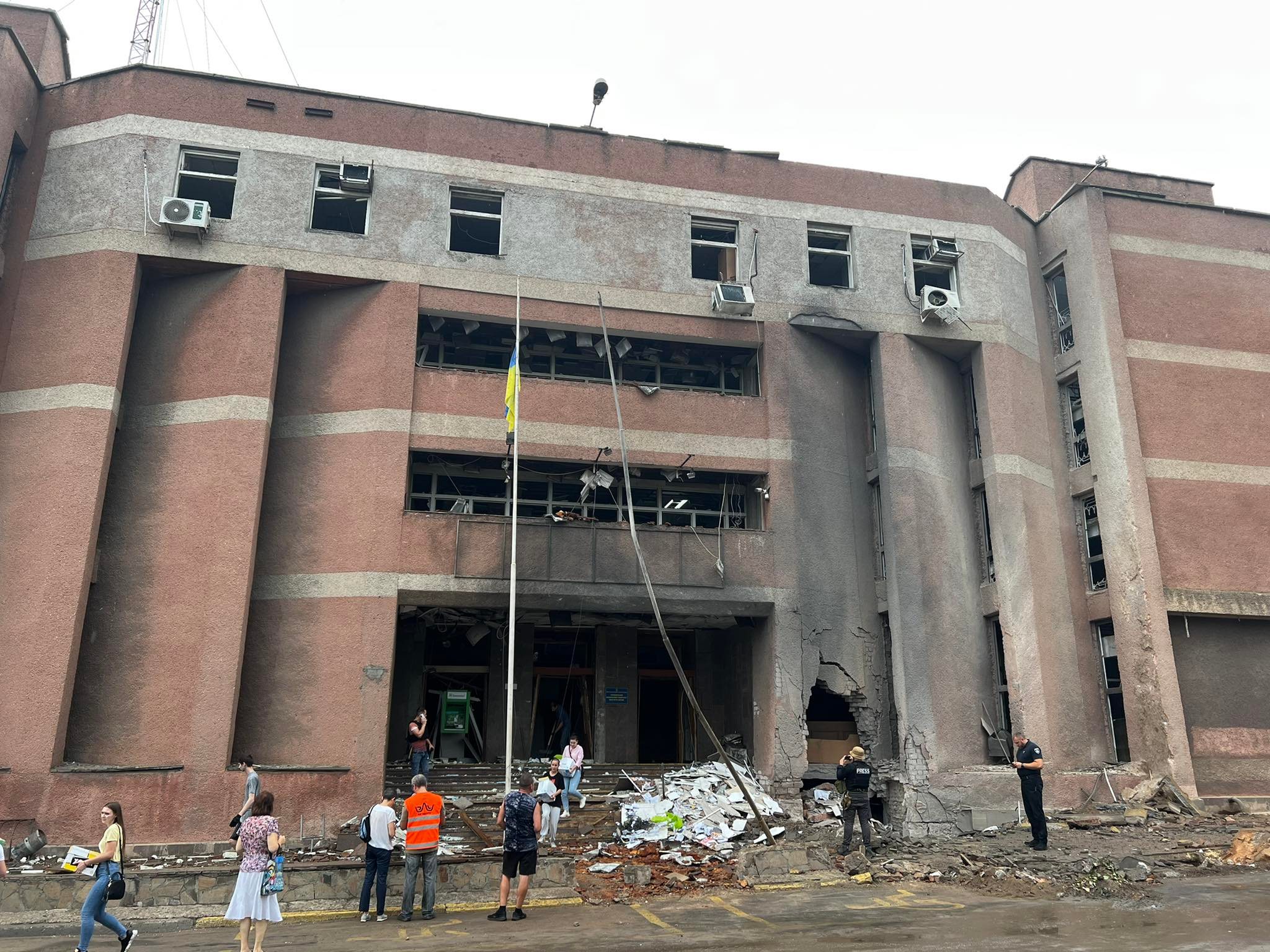 Внаслідок нічного обстрілу окупантами Миколаєва постраждав Університет ім. Петра Могили та цивільні будинки навпроти — журналістка