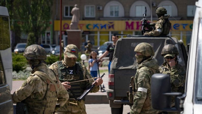 Російські окупанти погрожують «загороджувальними загонами» і забороняють своїм солдатам відступати  — розвідка