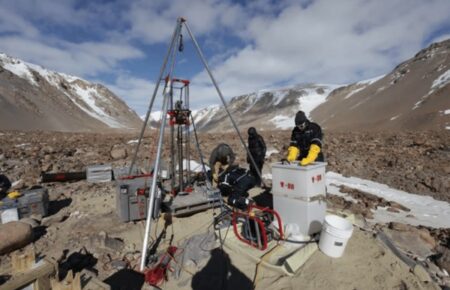 Дослідники знайшли найдавніший лід на Землі