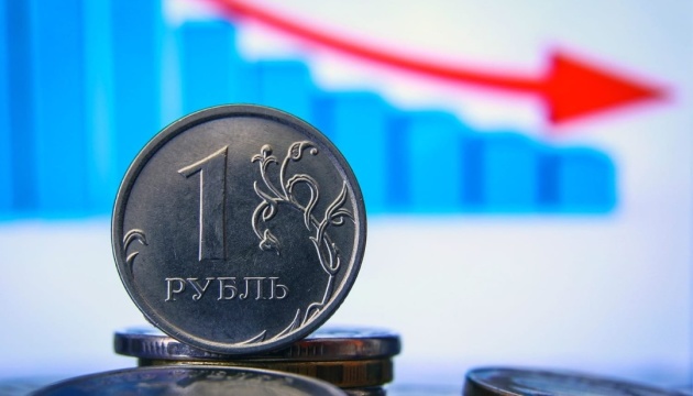 У Росії наступного року прогнозують, що падіння економіки прискориться — Bloomberg