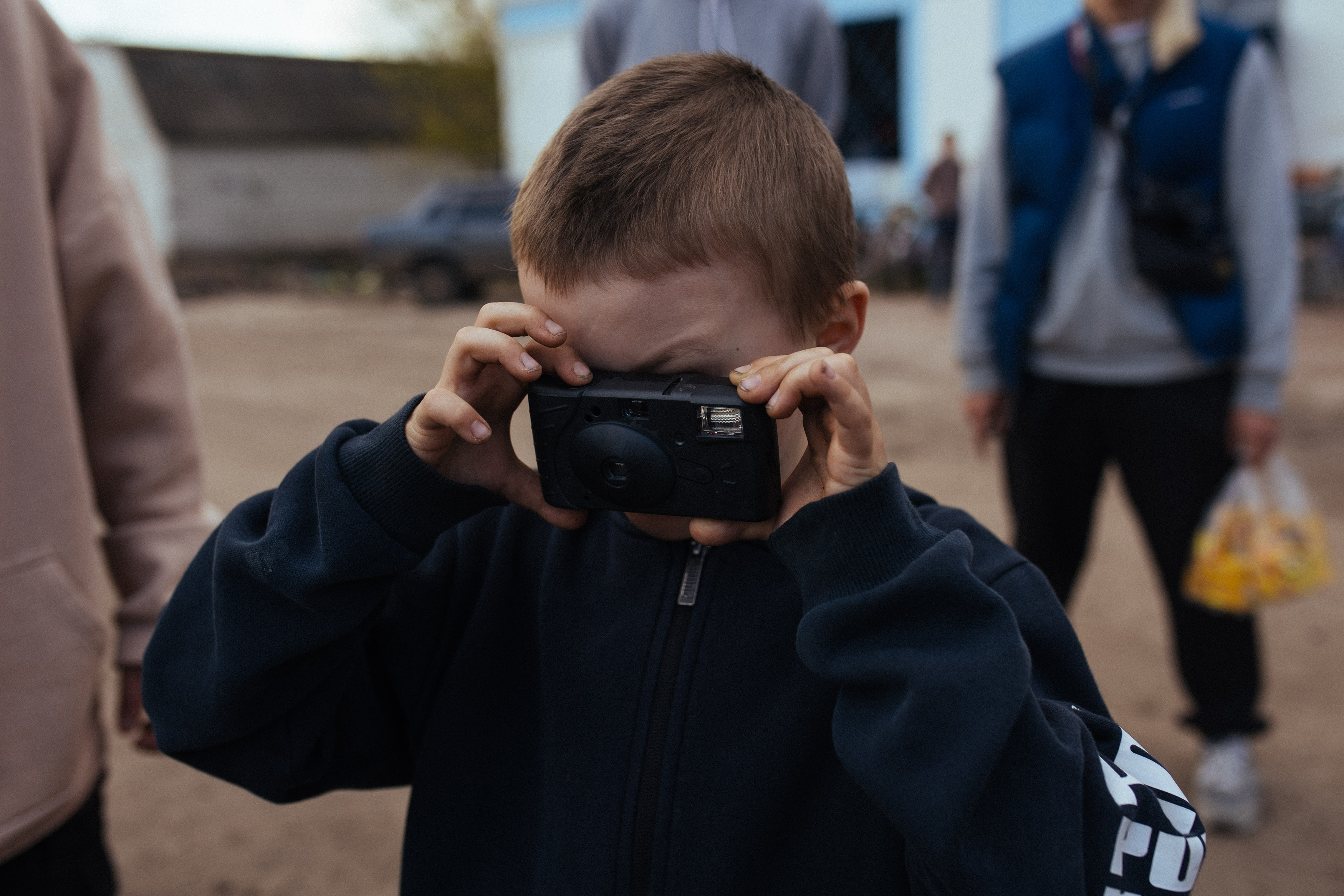 «За блакитними очима»: як діти із деокупованого села на Чернігівщині документували життя на плівкові фотоапарати
