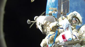 Поки російський космонавт встановлював на МКС прапор СРСР, у нього сіла батарея у скафандрі — Колесник