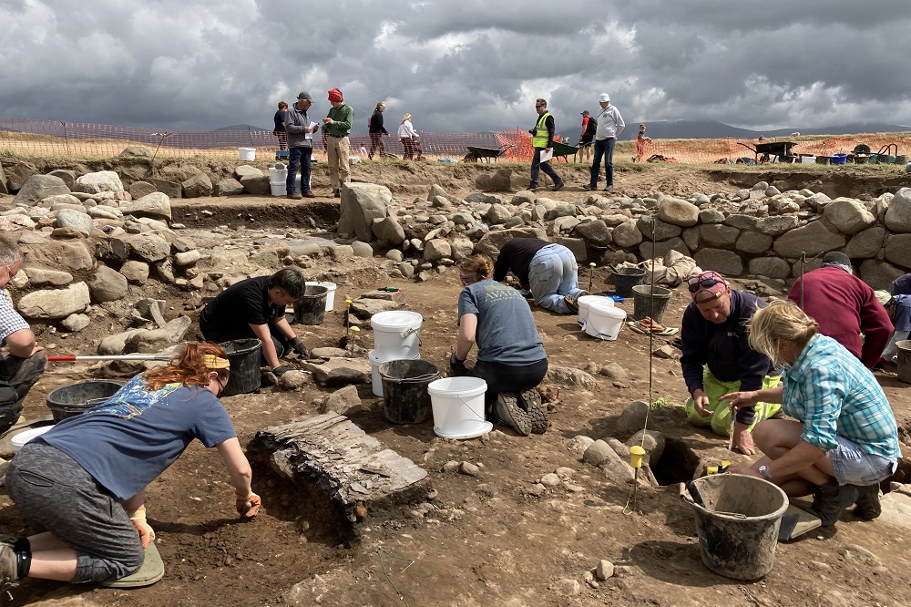 У Британії археологи розкривають секрети стародавнього круглого будинку, доки його не забрало море