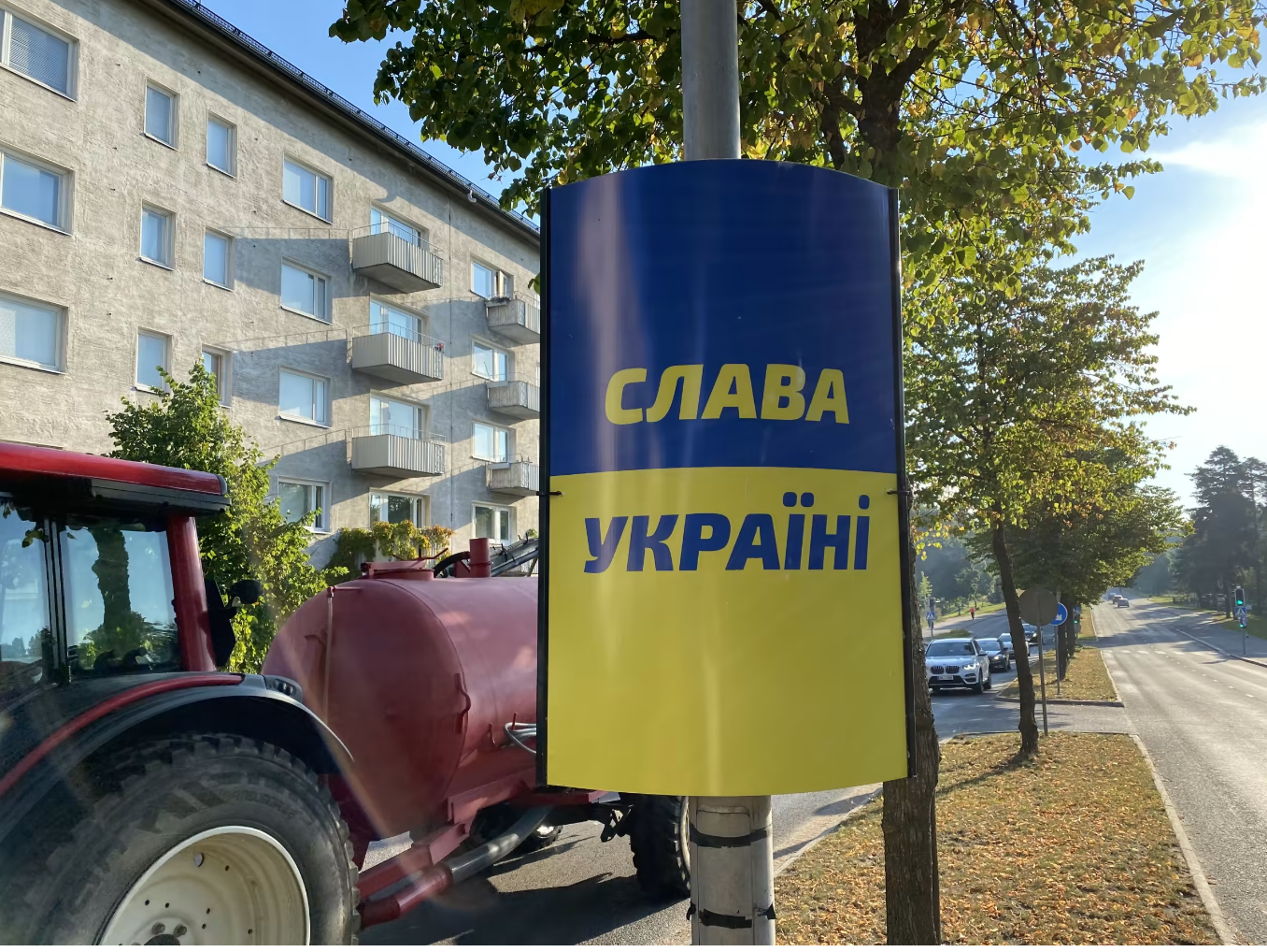 На улицах финского города развесили плакаты с надписью «Слава Украине» — деньги собирали местные жители