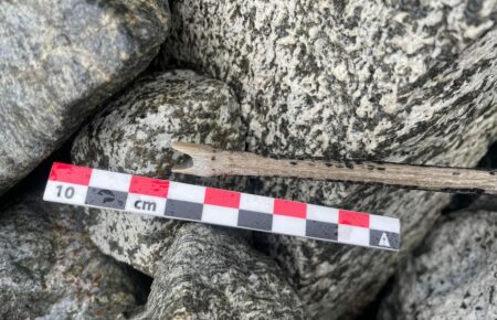Археологи знайшли стародавню стрілу у норвезьких льодовиках 