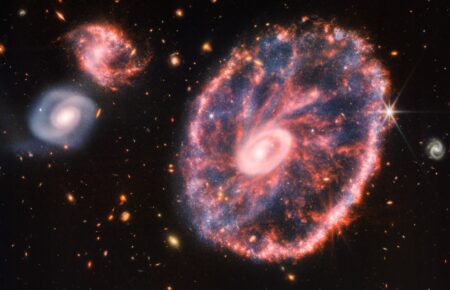 Телескоп «Джеймс Уэбб» снял сияющее Колесо Телеги (фото)
