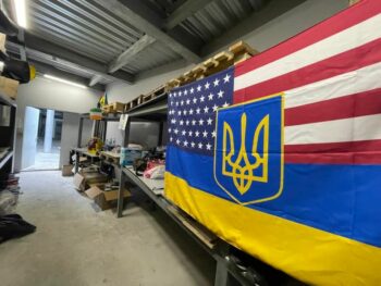 У США багато жовто-блакитних прапорів на будинках, авто з написом про «русский корабль» — Руслан Горовий
