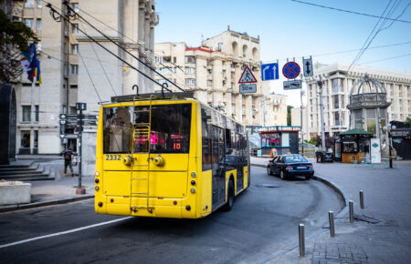 В Киеве наземный общественный транспорт во время воздушной тревоги будет останавливаться — Совет обороны