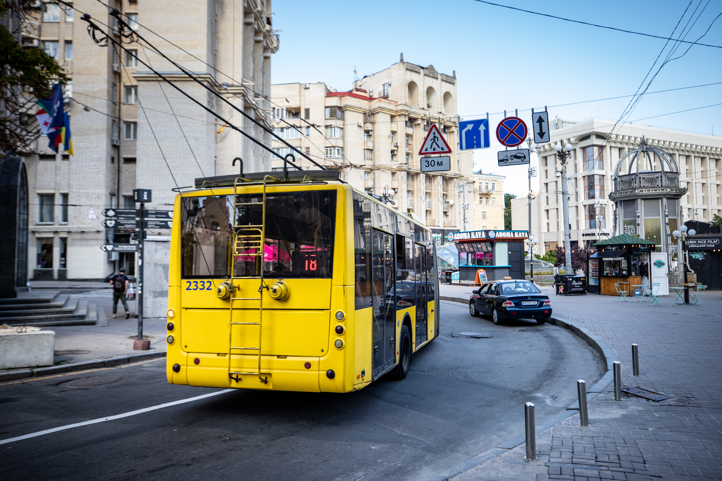 В Киеве наземный общественный транспорт во время воздушной тревоги будет останавливаться — Совет обороны