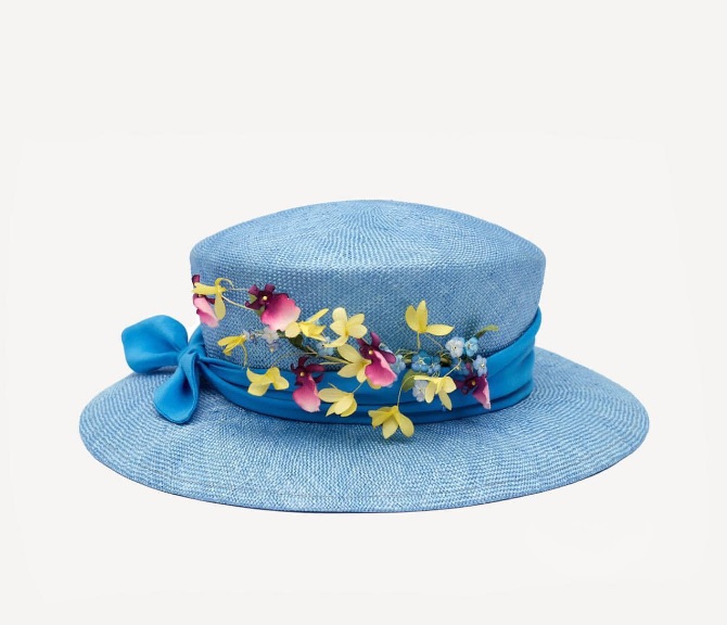 Королева Єлизавета ІІ прийняла капелюшок від українського дизайнера