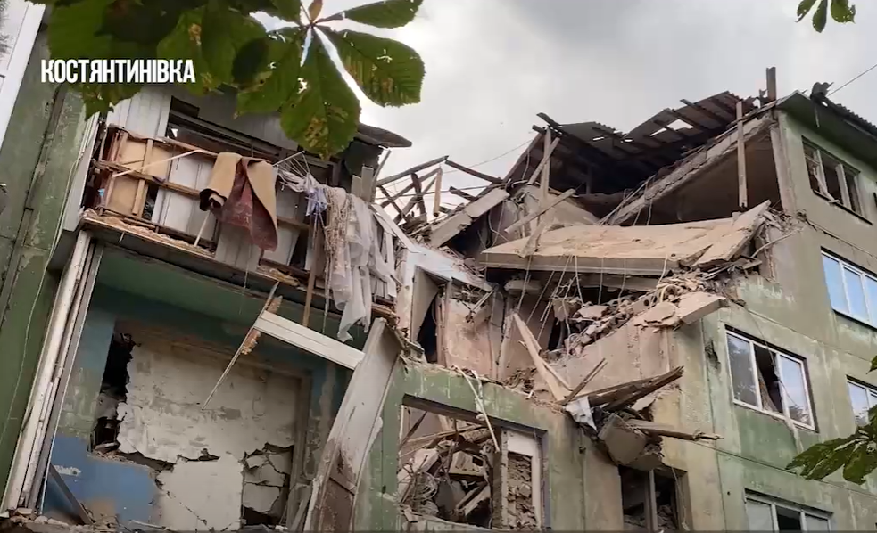 Російські війська обстріляли Костянтинівку: з-під завалів дістали сімох людей