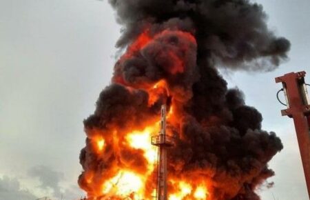 На Кубі блискавка вдарила у резервуар з нафтою — влада просить сусідні країни допомогти погасити пожежу