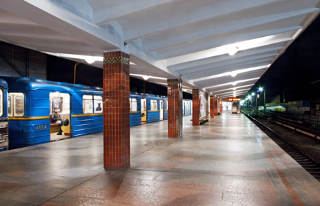 У Києві пасажир потрапив під поїзд метро: рух по наземній ділянці Червоної гілки зупинили
