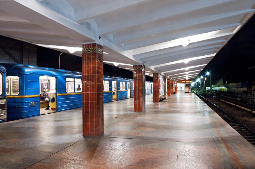 У Києві пасажир потрапив під поїзд метро: рух по наземній ділянці Червоної гілки зупинили