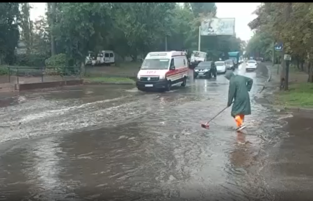 Непогода на Одесчине: затопленные дома и размытые дороги (видео)