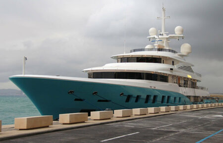 Гібралтар продасть на аукціоні російську супер'яхту Axioma