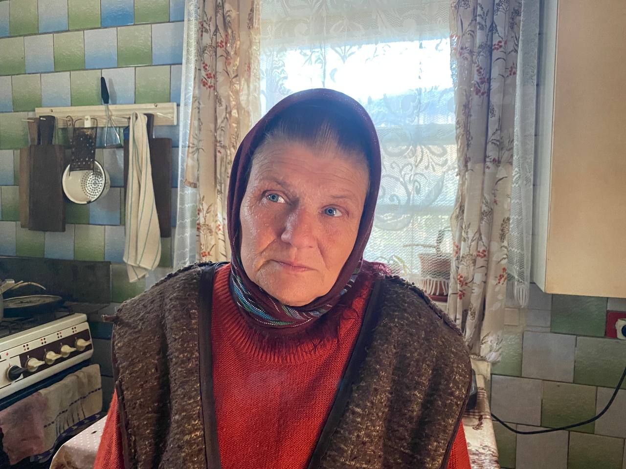 «Ні вікон, ні дверей»: як пенсіонерка живе у зруйнованому окупантами будинку в селищі Макарів