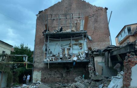 Російські окупанти обстріляли двір житлового будинку в Харкові